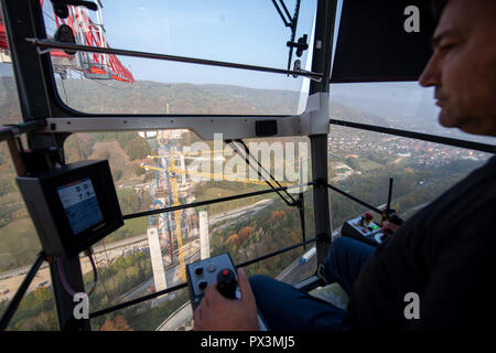 Muehlhausen Taele Im, Germania. Xix oct, 2018. 19 ottobre 2018, Germania, Muehlhausen Taele im: un gruista manzi la sua gru sul sito della costruzione del ponte Filstal sul Aichelberg. Il ponte è parte della nuova sezione Wendlingen-Ulm di Stuttgart 21 progetto ferroviario. Credito: Sebastian Gollnow/dpa/Alamy Live News Foto Stock