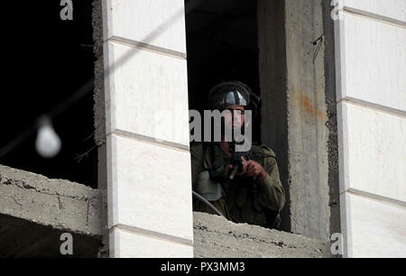 Hebron, West Bank, Territorio palestinese. Xix oct, 2018. Un soldato israeliano prende posizione durante gli scontri con i dimostranti palestinesi, in Cisgiordania città di Hebron il 19 ottobre 2018 Credit: Wisam Hashlamoun APA/images/ZUMA filo/Alamy Live News Foto Stock