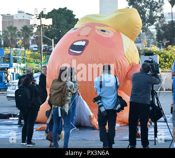 10-19-18. Los Angeles CA. Il centro cittadino di LOS ANGELES .un palloncino Gigante raffigurante il presidente Donald Trump come un arrabbiato baby rende la sua costa occidentale al suo debutto al Politicon in downtown Los Angeles venerdì.La baby Trump palloncino volare oltre i 110 e 10 Interscambio superstrada al di fuori del Los Angeles Convention Center a partire intorno alle 8 del mattino Il bambino mostra a palloncino Trump in un pannolino con una scowl sul suo viso mentre egli era in possesso di un cellulare che egli tweet da.it è il quarto anno per la convenzione di politici, quali funzioni di politici, esperti, celebrità e giornalisti provenienti da tutti i lati dello spettro politico. Foto Stock