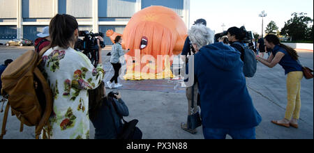 10-19-18. Los Angeles CA. Il centro cittadino di LOS ANGELES .un palloncino Gigante raffigurante il presidente Donald Trump come un arrabbiato baby rende la sua costa occidentale al suo debutto al Politicon in downtown Los Angeles venerdì.La baby Trump palloncino volare oltre i 110 e 10 Interscambio superstrada al di fuori del Los Angeles Convention Center a partire intorno alle 8 del mattino Il bambino mostra a palloncino Trump in un pannolino con una scowl sul suo viso mentre egli era in possesso di un cellulare che egli tweet da.it è il quarto anno per la convenzione di politici, quali funzioni di politici, esperti, celebrità e giornalisti provenienti da tutti i lati dello spettro politico. Foto Stock