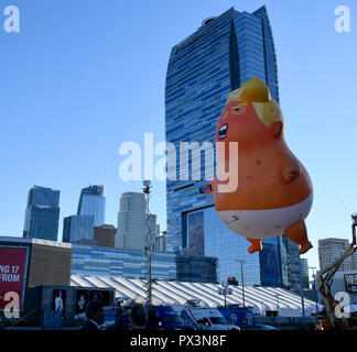 10-19-18. Los Angeles CA. Il centro cittadino di LOS ANGELES .un palloncino Gigante raffigurante il presidente Donald Trump come un arrabbiato baby rende la sua costa occidentale al suo debutto al Politicon in downtown Los Angeles venerdì.La baby Trump palloncino volare oltre i 110 e 10 Interscambio superstrada al di fuori del Los Angeles Convention Center a partire intorno alle 8 del mattino Il bambino mostra a palloncino Trump in un pannolino con una scowl sul suo viso mentre egli era in possesso di un cellulare che egli tweet da.it è il quarto anno per la convenzione di politici, quali funzioni di politici, esperti, celebrità e giornalisti provenienti da tutti i lati dello spettro politico. Foto Stock