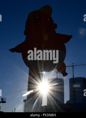 10-19-18. Los Angeles CA. Il centro cittadino di LOS ANGELES .un palloncino Gigante raffigurante il presidente Donald Trump come un arrabbiato baby rende la sua costa occidentale al suo debutto al Politicon in downtown Los Angeles venerdì.La baby Trump palloncino volare oltre i 110 e 10 Interscambio superstrada al di fuori del Los Angeles Convention Center a partire intorno alle 8 del mattino Il bambino mostra a palloncino Trump in un pannolino con una scowl sul suo viso mentre egli era in possesso di un cellulare che egli tweet da.it è il quarto anno per la convenzione di politici, quali funzioni di politici, esperti, celebrità e giornalisti provenienti da tutti i lati dello spettro politico. Foto Stock