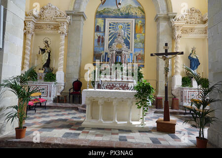 Savoca, Italia. 05 Sep, 2018. Il 05 settembre 2018, l'Italia, Savoca: l'altare nella chiesa di San Nicolò a partire dal XVI secolo. La chiesa è anche chiamata Santa Lucia. Il villaggio è stato noto fin dal 1415. Savoca è stata la posizione per diverse scene della trilogia cinematografica Il Padrino. Credito: Alexandra Schuler/dpa/Alamy Live News Foto Stock