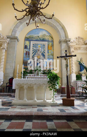 Savoca, Italia. 05 Sep, 2018. Il 05 settembre 2018, l'Italia, Savoca: l'altare nella chiesa di San Nicolò a partire dal XVI secolo. La chiesa è anche chiamata Santa Lucia. Il villaggio è stato noto fin dal 1415. Savoca è stata la posizione per diverse scene della trilogia cinematografica Il Padrino. Credito: Alexandra Schuler/dpa/Alamy Live News Foto Stock