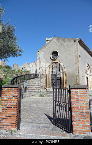 Savoca, Italia. 05 Sep, 2018. Il 05 settembre 2018, l'Italia, Savoca: La chiesa di San Michele nella cittadina siciliana di Savoca. La chiesa fu menzionato per la prima volta nel 1250. Il villaggio è stato noto fin dal 1415. Savoca è stata la posizione per diverse scene della trilogia cinematografica Il Padrino. Credito: Alexandra Schuler/dpa/Alamy Live News Foto Stock