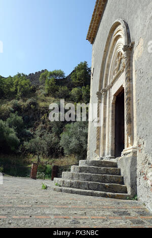 Savoca, Italia. 05 Sep, 2018. Il 05 settembre 2018, l'Italia, Savoca: La chiesa di San Michele nella cittadina siciliana di Savoca. La chiesa fu menzionato per la prima volta nel 1250. Il villaggio è stato noto fin dal 1415. Savoca è stata la posizione per diverse scene della trilogia cinematografica Il Padrino. Credito: Alexandra Schuler/dpa/Alamy Live News Foto Stock