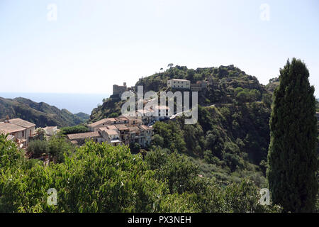 Savoca, Italia. 05 Sep, 2018. Il 05 settembre 2018, l'Italia, Savoca: Vista del villaggio siciliano di Savoca. Il villaggio è stato noto fin dal 1415. Savoca è stata la posizione per diverse scene della trilogia cinematografica Il Padrino. Credito: Alexandra Schuler/dpa/Alamy Live News Foto Stock