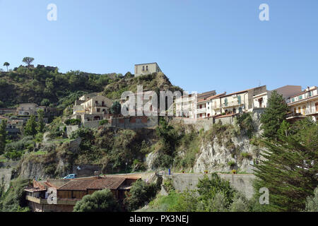 Savoca, Italia. 05 Sep, 2018. Il 05 settembre 2018, l'Italia, Savoca: Vista del villaggio siciliano di Savoca. Il villaggio è stato noto fin dal 1415. Savoca è stata la posizione per diverse scene della trilogia cinematografica Il Padrino. Credito: Alexandra Schuler/dpa/Alamy Live News Foto Stock