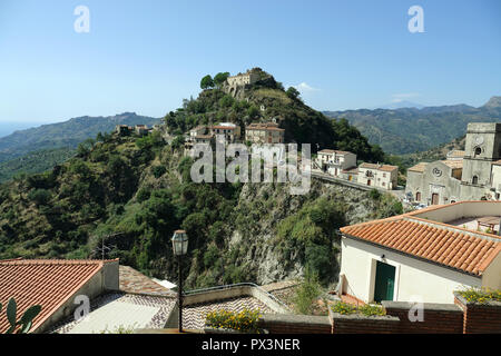 Savoca, Italia. 05 Sep, 2018. Il 05 settembre 2018, l'Italia, Savoca: Vista del villaggio siciliano di Savoca. Il villaggio è stato noto fin dal 1415. Savoca è stata la posizione per diverse scene della trilogia cinematografica Il Padrino. Credito: Alexandra Schuler/dpa/Alamy Live News Foto Stock