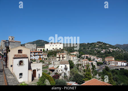 Savoca, Italia. 05 Sep, 2018. Il 05 settembre 2018, l'Italia, Savoca: Vista del villaggio siciliano di Savoca. Il villaggio è stato noto fin dal 1415. Savoca è stata la posizione per diverse scene della trilogia cinematografica Il Padrino. Credito: Alexandra Schuler/dpa/Alamy Live News Foto Stock