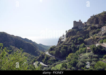 Savoca, Italia. 05 Sep, 2018. Il 05 settembre 2018, l'Italia, Savoca: vista dal villaggio siciliano Savoca in valle e al Mare Ionio. Il villaggio è stato noto fin dal 1415. Savoca è stata la posizione per diverse scene della trilogia cinematografica Il Padrino. Credito: Alexandra Schuler/dpa/Alamy Live News Foto Stock