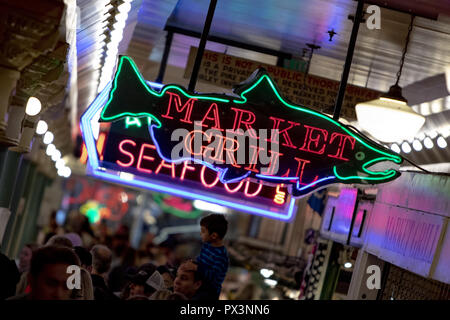 Seattle, Washington, Stati Uniti d'America. 6 Ottobre, 2018. Insegne al neon sono visti nel Mercato di Pike Place nel centro di Seattle, Washington, in data 6 ottobre 2018. (Credito Immagine: © Alex EdelmanZUMA filo) Foto Stock