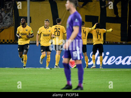 Dresden, Germania. Xix oct, 2018. 19 ottobre 2018, Germania, Dresda: Calcio: Seconda Bundesliga, Dynamo Dresden - Erzgebirge Aue, la Decima Giornata a DDV-stazione: Dresda giocatori celebra la sua 1-1 obiettivo. Credito: Monika Skolimowska/dpa-Zentralbild/dpa - AVVISO IMPORTANTE: DFL un d DFB regolamenti vietano qualsiasi uso di fotografie come sequenze di immagini e/o quasi-video./dpa/Alamy Live News Foto Stock