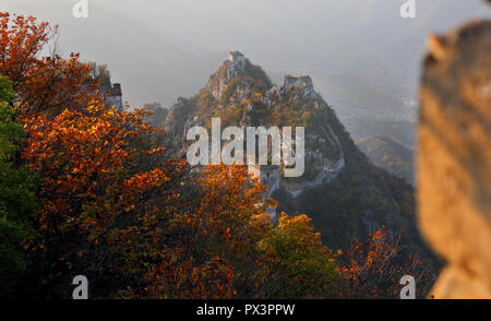 Pechino, Cina. Xvi oct, 2018. Foto scattata su 16 Ottobre 2018 mostra il paesaggio autunnale di Jiankou grande parete a Huairou distretto di Pechino, capitale della Cina. Credito: Bu Xiangdong/Xinhua/Alamy Live News Foto Stock