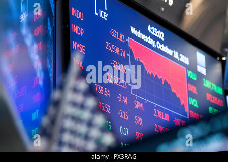 Pechino, USA. 10 ottobre, 2018. Informazioni commerciali viene visualizzato sullo schermo elettronico presso il New York Stock Exchange di New York, Stati Uniti, 10 ottobre, 2018. Credito: Wang Ying/Xinhua/Alamy Live News Foto Stock