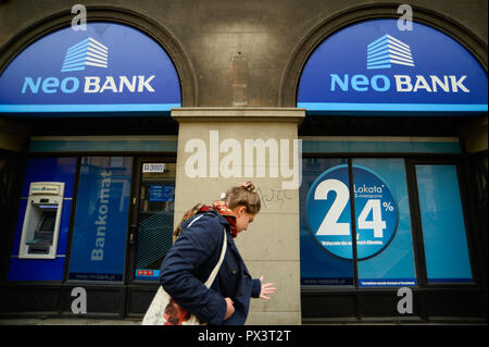 Cracovia in Polonia. Xix oct, 2018. Una donna si vede camminare davanti a un neo Banca al centro della citta'. Credito: Omar Marques/SOPA Immagini/ZUMA filo/Alamy Live News Foto Stock