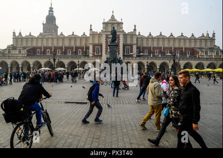 Cracovia in Polonia. Xix oct, 2018. Le persone sono considerate a piedi nella parte anteriore del telo Hall presso la piazza principale. Cracovia è la seconda città più grande della Polonia e si trova nella parte meridionale del paese. Credito: Omar Marques/SOPA Immagini/ZUMA filo/Alamy Live News Foto Stock