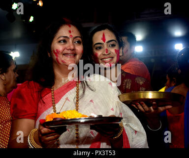 Mumbai, India. Xix oct, 2018. La donna vede cosparso di Sindur treys portante di cibo durante il Sindur Khela.le donne sposate della comunità bengalese cospargere un altro con Sindur e pregare per una lunga e felice vita coniugale in Mumbai durante il tradizionale "indur Khela' Credit: Azhar Khan SOPA/images/ZUMA filo/Alamy Live News Foto Stock