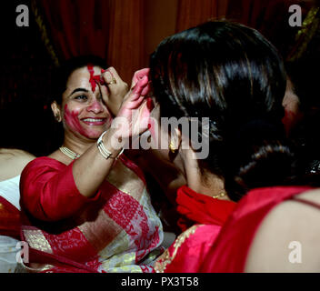 Mumbai, India. Xix oct, 2018. Le donne si vede una spalmatura di un altro con Sindur durante il Sindur Khela.le donne sposate della comunità bengalese cospargere un altro con Sindur e pregare per una lunga e felice vita coniugale in Mumbai durante il tradizionale "indur Khela' Credit: Azhar Khan SOPA/images/ZUMA filo/Alamy Live News Foto Stock