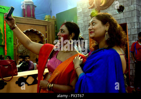 Mumbai, India. Xix oct, 2018. Una donna si vede prendendo un selfie con Sindur nel suo viso durante il Sindur Khela.le donne sposate della comunità bengalese cospargere un altro con Sindur e pregare per una lunga e felice vita coniugale in Mumbai durante il tradizionale "indur Khela' Credit: Azhar Khan SOPA/images/ZUMA filo/Alamy Live News Foto Stock