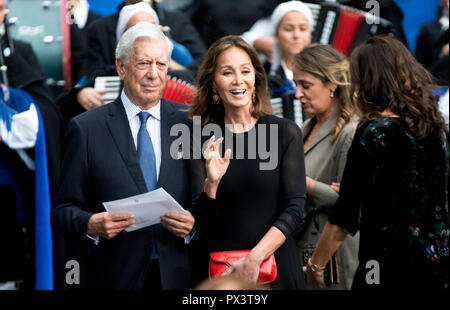 Oviedo, Spagna. Il 19 ottobre, 2018. Lo scrittore peruviano Mario Vargas Llosa e Filipina socialite Isabel Preysler, arrivano alla cerimonia della Principessa delle Asturie premi al Teatro Campoamor il 19 ottobre 2018 a Oviedo, Spagna. ©David Gato/Alamy Live News Foto Stock