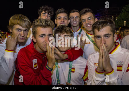 Buenos Aires, Buenos Aires, Argentina. Xviii oct, 2018. I giovani atleti e i membri delle diverse delegazioni che hanno gareggiato per le Olimpiadi della Gioventù, Buenos Aires 2018, godetevi la cerimonia di chiusura. Credito: Roberto Almeida Aveledo/ZUMA filo/Alamy Live News Foto Stock