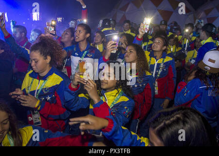 Buenos Aires, Buenos Aires, Argentina. Xviii oct, 2018. I giovani atleti e i membri delle diverse delegazioni che hanno gareggiato per le Olimpiadi della Gioventù, Buenos Aires 2018, godetevi la cerimonia di chiusura. Credito: Roberto Almeida Aveledo/ZUMA filo/Alamy Live News Foto Stock