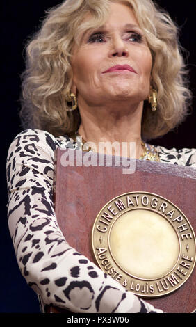 Lione, Francia. Xix oct, 2018. Actrice americano Jane Fonda riconosce gli applausi del pubblico dopo essere stato dato il Premio Lumiere al decimo Festival annuale Lumiere di Lione, in Francia, un premio dato per Lifetime Achievement. Il Festival Lumiere è un film festival che si tiene ogni ottobre ed è chiamato in onore del Lumia¨re fratelli, chi ha inventato la cinematografia a Lione nel 1895. Il festival si concentra sulla storia del cinema con una linea dedicata alle opere del passato attraverso stampe ripristinate, retrospettive e omaggi. Credito: James Colburn/ZUMA filo/Alamy Live News Foto Stock