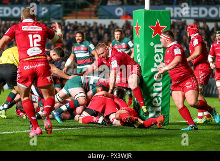 Leicester, Regno Unito. Il 19 ottobre 2018. 19.10.2018 Leicester, Inghilterra. Rugby Union. Sansone Lee difendendo la linea Scarlets durante la Heineken Champions Cup round 2 partita giocata tra Leicester Tigers e Scarlets rfc al Welford Road Stadium, Leicester. © Phil Hutchinson/Alamy Live News Foto Stock