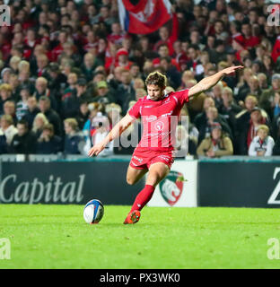 Leicester, Regno Unito. Il 19 ottobre 2018. 19.10.2018 Leicester, Inghilterra. Rugby Union. Leigh Halfpenny calci una penalità per Scarlets durante la Heineken Champions Cup round 2 partita giocata tra Leicester Tigers e Scarlets rfc al Welford Road Stadium, Leicester. © Phil Hutchinson/Alamy Live News Foto Stock