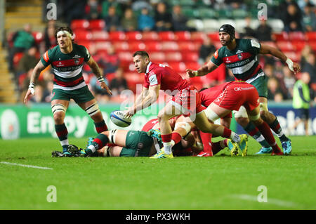 Leicester, Regno Unito. Il 19 ottobre 2018. 19.10.2018 Leicester, Inghilterra. Rugby Union. Scarlets scrum-metà Gareth Davies passa dalla base di una mazza per ottenere i suoi tre quarti di linea in movimento su l'attacco durante la Heineken Champions Cup round 2 partita giocata tra Leicester Tigers e Scarlets rfc al Welford Road Stadium, Leicester. © Phil Hutchinson/Alamy Live News Foto Stock