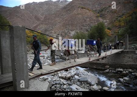 Panjshir, Afghanistan. Xix oct, 2018. I lavoratori di afgane Commissione Elettorale Indipendente (CEI) trasporto materiali elettorali in Abdullah Khil valle del distretto di Dara del Panjshir provincia orientale dell'Afghanistan, su Ott. 19, 2018. Afghanistan le elezioni si svolgeranno per la Wolesi Jirga o la Camera Bassa del parlamento il sabato in mezzo alle gravi sfide alla sicurezza. Credito: Rahmat Alizadah/Xinhua/Alamy Live News Foto Stock