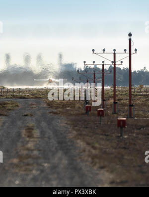 Los Alamitos, CA. Il USAF Thunderbirds F-16 Falcon takesoff in una ondata di caldo jetwash da forze congiunte Training Base Los Alamintos per la grande Pacific Air Show in ottobre, 19, 2018. Credito: Benjamin Ginsberg Credito: Benjamin Ginsberg/Alamy Live News Foto Stock