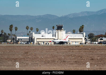 Los Alamitos, CA. Il USAF Thunderbirds F-16 Falcon taxi attraverso le ondate di calore sulla pista da forze congiunte Training Base Los Alamintos per la grande Pacific Air Show in ottobre, 19, 2018. Credito: Benjamin Ginsberg Credito: Benjamin Ginsberg/Alamy Live News Foto Stock