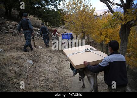 Panjshir, Afghanistan. Xix oct, 2018. I lavoratori di afgane Commissione Elettorale Indipendente (CEI) trasporto materiali elettorali in Abdullah Khil valle del distretto di Dara del Panjshir provincia orientale dell'Afghanistan, su Ott. 19, 2018. Afghanistan le elezioni si svolgeranno per la Wolesi Jirga o la Camera Bassa del parlamento il sabato in mezzo alle gravi sfide alla sicurezza. Credito: Rahmat Alizadah/Xinhua/Alamy Live News Foto Stock
