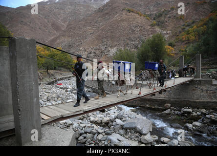 Panjshir, Afghanistan. Xix oct, 2018. I lavoratori di afgane Commissione Elettorale Indipendente (CEI) trasporto materiali elettorali in Abdullah Khil valle del distretto di Dara del Panjshir provincia orientale dell'Afghanistan, su Ott. 19, 2018. Afghanistan le elezioni si svolgeranno per la Wolesi Jirga o la Camera Bassa del parlamento il sabato in mezzo alle gravi sfide alla sicurezza. Credito: Rahmat Alizadah/Xinhua/Alamy Live News Foto Stock