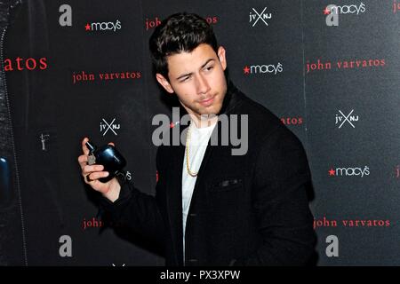 New York, Stati Uniti d'America. Il 19 ottobre 2018. NEW YORK, NY - 19 ottobre: Singer Nick Jonas partecipa al lancio della 'JVxNJ' fragranza a Macy's Herald Square il 19 ottobre 2018 nella città di New York. Credito: Ron Adar/Alamy Live News Foto Stock