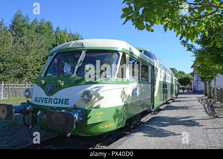 Il treno turistico di Livradois-Forez in La Chaise-Dieu stazione ferroviaria, Auvergne-Rhone-Alpes, Massif-Central, Francia Foto Stock