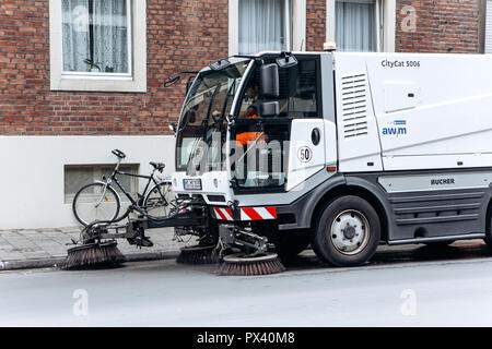 Germania, Muenster, 5 ottobre 2018: un carrello speciale o di pulizia della strada il veicolo passa lungo la strada e pulisce la strada da polvere e sporcizia. Foto Stock