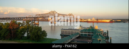 Horace Wilkinson Bridge porta Interstate 10 in Louisiana attraverso il fiume Mississippi dal Port Allen in West Baton Rouge parrocchia a Baton Rouge e Foto Stock