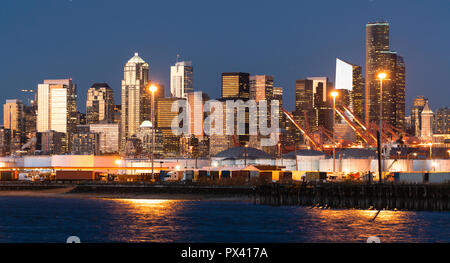 La luce del tramonto si riflette gli edifici e vetro in Seattle Washington Foto Stock