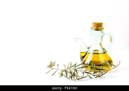 Olio di oliva Bottiglia di vetro con un olivo ramo isolato su sfondo bianco Foto Stock