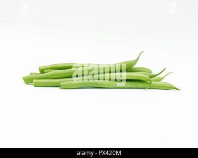 Un mucchio di verde fagioli francesi su sfondo bianco Foto Stock