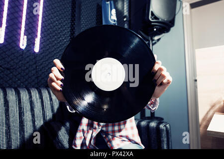 Bella giovane donna record di esplorazione nel vinile archivio di record Foto Stock