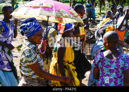 TANZANIA Mara, Tarime, villaggio Masanga, regione del Kuria tribù che praticano le MGF Mutilazioni genitali femminili, processione al posto di taglio durante la stagione di taglio / TANZANIA Mara, Tarime, Dorf Masanga, in der regione lebt der Kuria tribù, der MGF praktiziert, Prozession zum Beschneidungsplatz Foto Stock