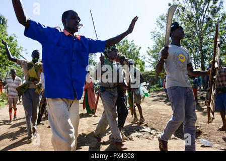 TANZANIA Mara, Tarime, villaggio Masanga, regione del Kuria tribù che praticano le MGF Mutilazioni genitali femminili, processione al posto di taglio durante la stagione di taglio / TANZANIA Mara, Tarime, Dorf Masanga, in der regione lebt der Kuria tribù, der MGF praktiziert, Prozession zum Beschneidungsplatz Foto Stock