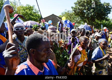 TANZANIA Mara, Tarime, villaggio Masanga, regione del Kuria tribù che praticano le MGF Mutilazioni genitali femminili, processione al posto di taglio durante la stagione di taglio / TANZANIA Mara, Tarime, Dorf Masanga, in der regione lebt der Kuria tribù, der MGF praktiziert, Prozession zum Beschneidungsplatz Foto Stock