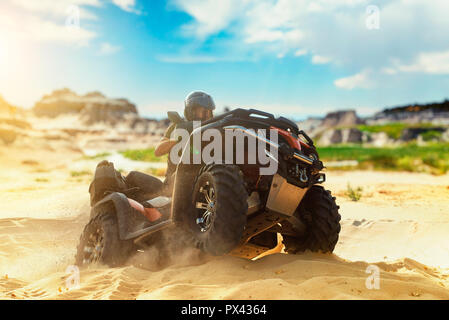 Atv freeride nella cava di sabbia, sport estremi Foto Stock