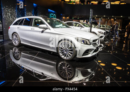 Parigi - Ott 2, 2018: Mercedes Benz Classe C station wagon c300de auto presentati presso il Motor Show di Parigi. Foto Stock