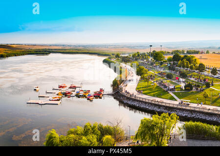 Macchina a forma di pedalò sul lago di Mogan e a molte persone piace il barbecue vicino al lago, Ankara, Turchia Foto Stock